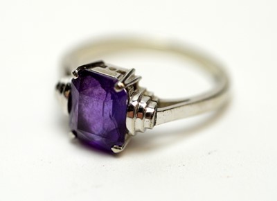Lot 141 - An Art Deco amethyst set ring