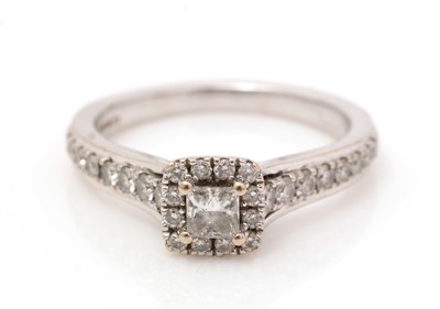 Lot 471 - A diamond cluster ring