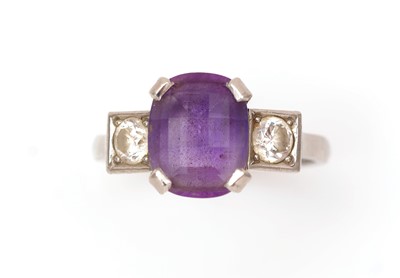 Lot 474 - An amethyst and diamond ring