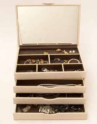 Lot 156 - A collection of costume jewellery