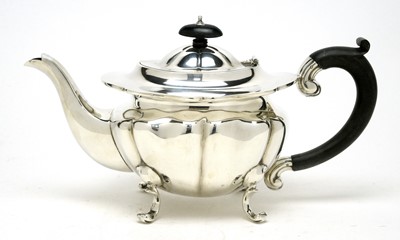 Lot 545 - A George V silver teapot, by George Unite