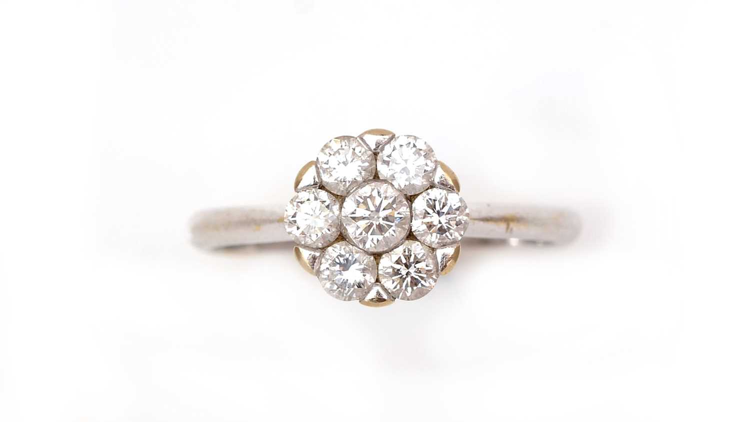 Lot 361 - A diamond cluster ring