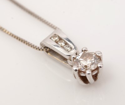 Lot 480 - A diamond pendant