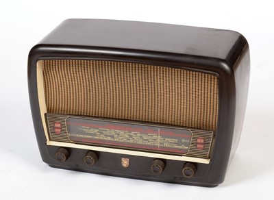 Lot 136 - A Vintage Phillips bakelite valve radio