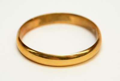 Lot 128 - A yellow metal bangle