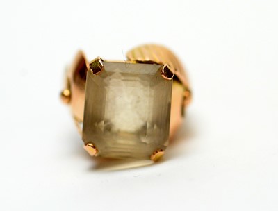 Lot 132 - A citrine dress ring