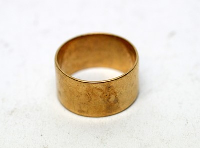 Lot 277 - A gentleman's 9ct yellow gold wedding band
