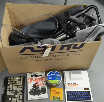 Lot 525 - A selection of camera accessories and other items.