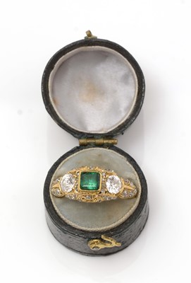 Lot 322 - A fine early 19th Century emerald and diamond ring