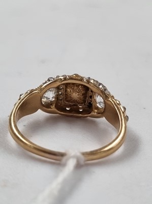 Lot 322 - A fine early 19th Century emerald and diamond ring