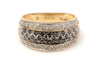 Lot 500 - A diamond and black diamond ring
