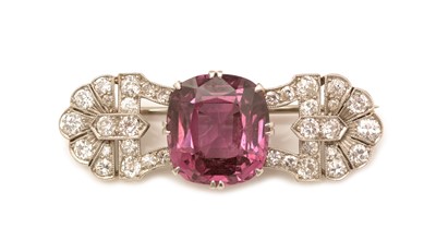 Lot 366 - An early 20th Century spinel and diamond brooch
