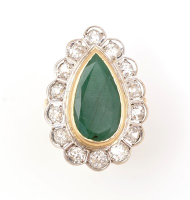 Lot 417 - An emerald and diamond dress ring