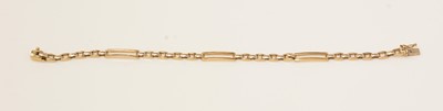 Lot 152 - An 18ct yellow gold bracelet