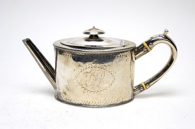 Lot 603 - A George III silver teapot, by John Langlands and John Robertson