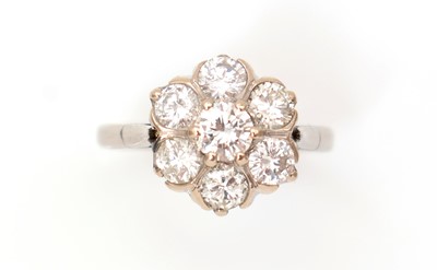 Lot 520 - A diamond cluster ring