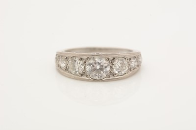 Lot 378 - A seven stone diamond ring