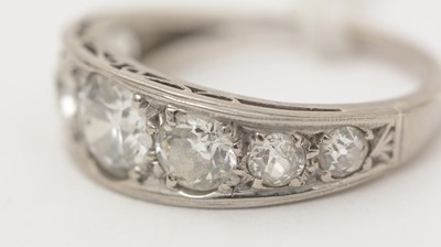 Lot 378 - A seven stone diamond ring