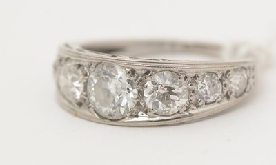 Lot 378 - A seven stone diamond ring
