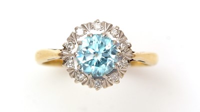 Lot 382 - A zircon and diamond cluster ring