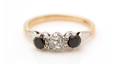 Lot 384 - A sapphire and diamond ring