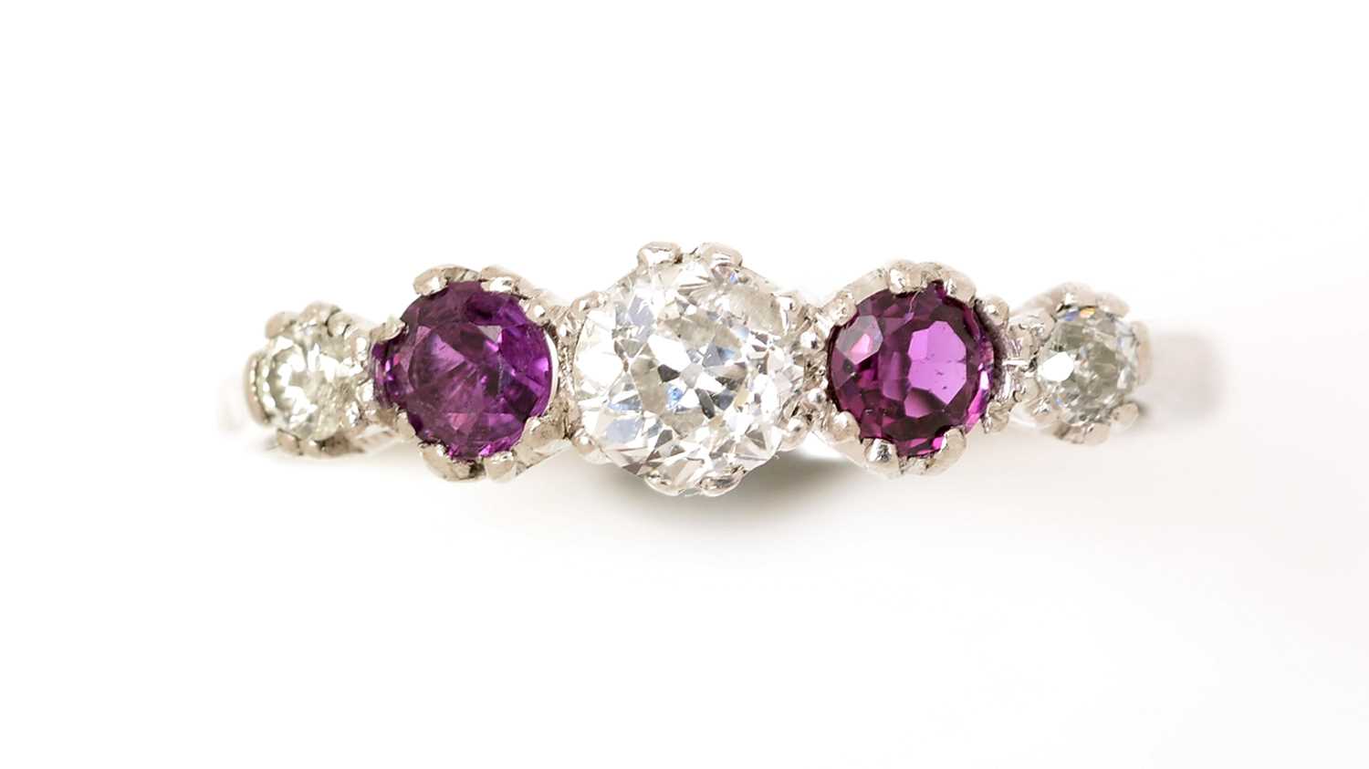 Lot 385 - A ruby and diamond ring