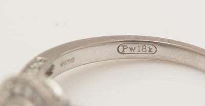 Lot 396 - A diamond cluster ring