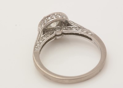 Lot 396 - A diamond cluster ring