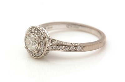 Lot 396 - A diamond cluster ring