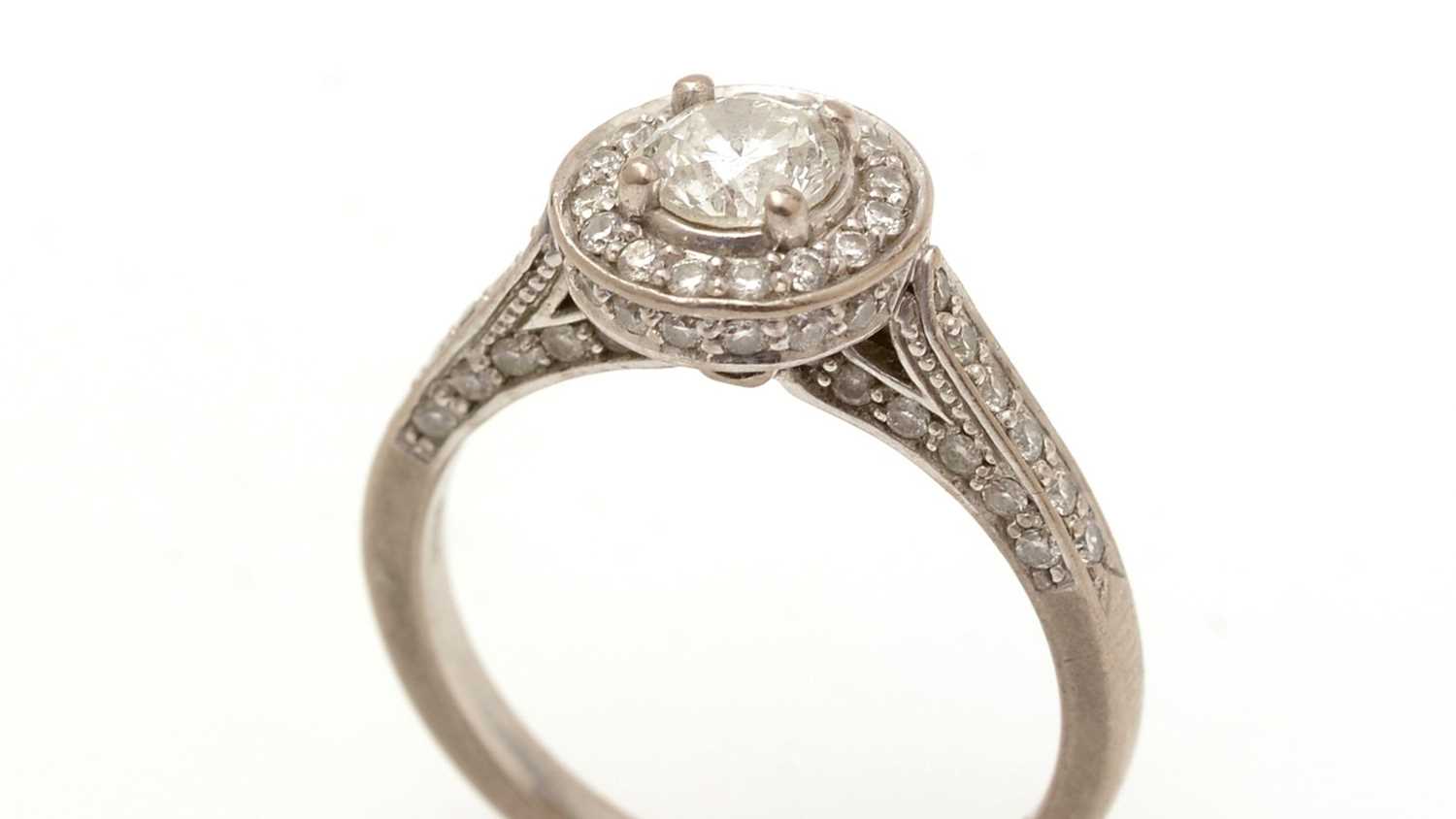 Lot 396 - A diamond cluster ring