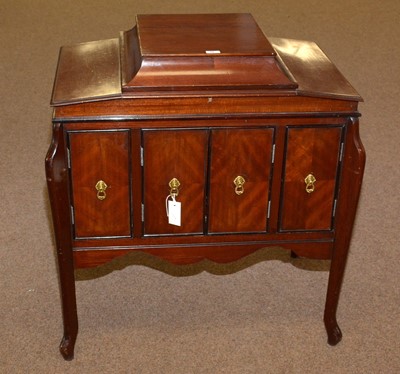 Lot 29 - ‘The ‘Conqueror’ gramophone player; and a selection of 78rpm records.