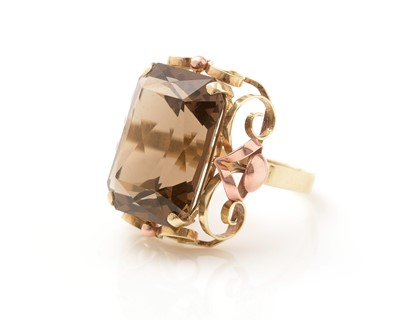 Lot 153 - A smokey quartz dress ring.