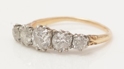 Lot 417 - An early 20th Century five stone diamond ring