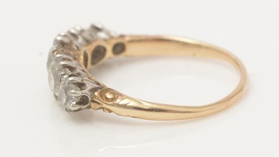 Lot 417 - An early 20th Century five stone diamond ring