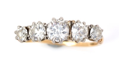 Lot 417 - An early 20th Century five stone diamond ring