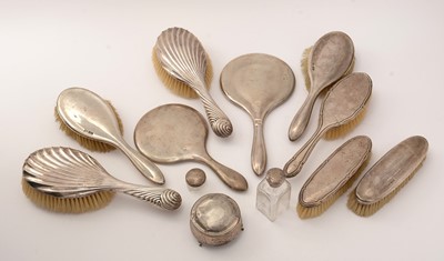 Lot 118 - A selection of silver mounted dressing table items