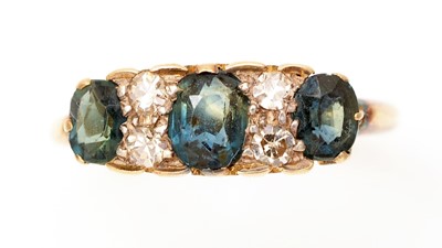 Lot 426 - A sapphire and diamond ring
