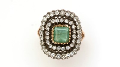 Lot 465 - An emerald and diamond cluster ring
