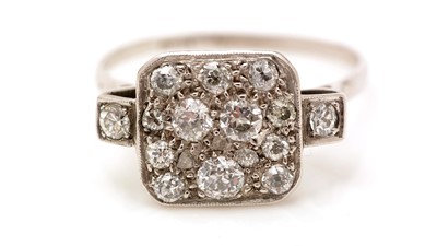 Lot 433 - A diamond dress ring