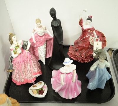 Lot 447 - A selection of decorative ceramics.