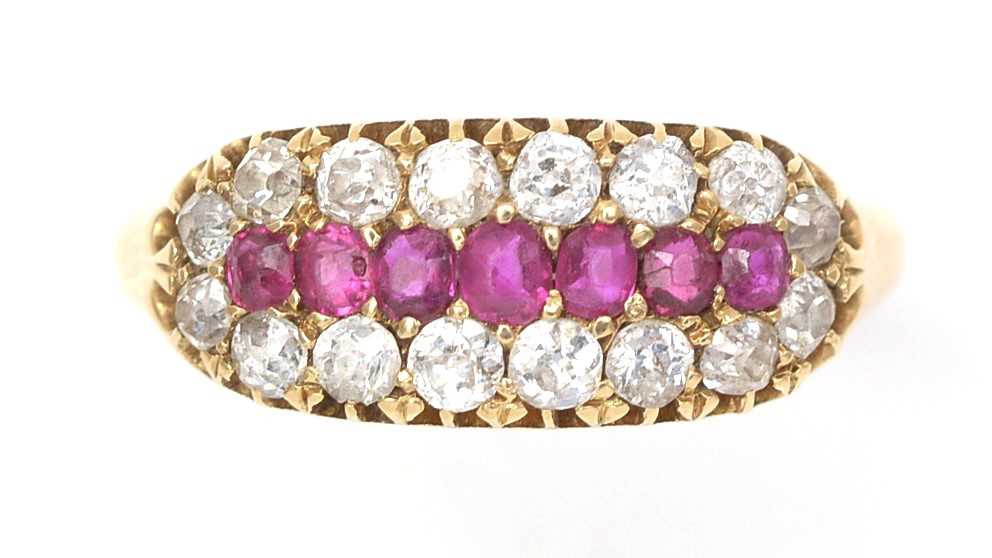 Lot 439 - A diamond and ruby ring