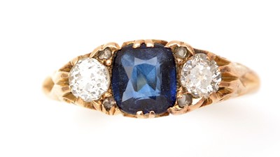 Lot 440 - A sapphire and diamond ring