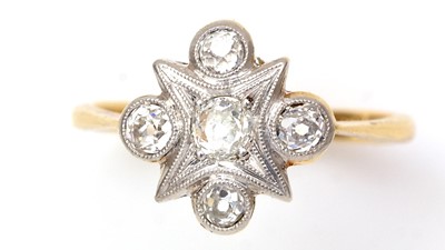 Lot 442 - A diamond dress ring