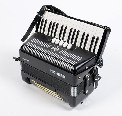 Lot 17 - Hohner Bravo III 72 Accordion