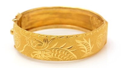 Lot 446 - A high carat yellow gold Chinese bangle