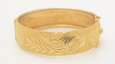 Lot 446 - A high carat yellow gold Chinese bangle