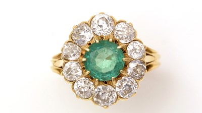 Lot 448 - An emerald and diamond cluster ring
