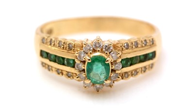 Lot 451 - An emerald and diamond ring