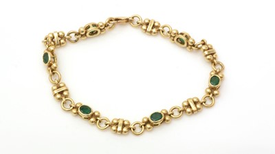 Lot 452 - An emerald and 18ct yellow gold bracelet