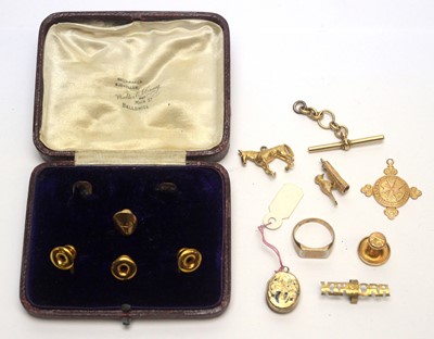 Lot 124 - A selection of 9ct gold  and other items